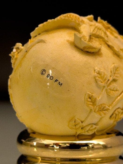 Fabergé ei - Treasury of Eggs Laag reliëf ivoorstijl Ei -, Antiek en Kunst, Curiosa en Brocante