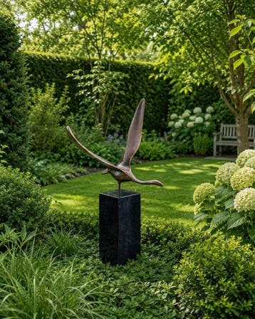 sculptuur, gans in vlucht op marmeren zuil - 33 cm - Marmer,