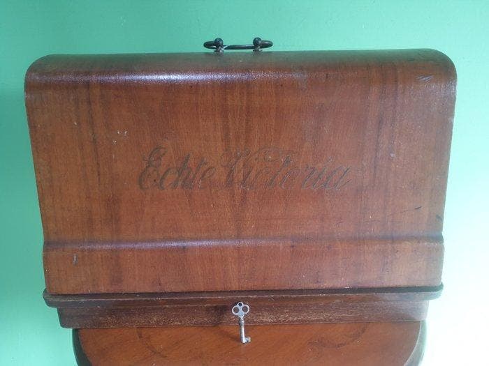 Echte Victoria Machine à coudre - Fonte, Chêne, Antiquités & Art, Art | Objets design