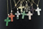 10 Katholieke kruisen van: Amethist; Jaspis; Robijn-zoïsite;