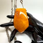 Collier ancien avec pendentif en ambre baltique naturel de 7, Antiquités & Art