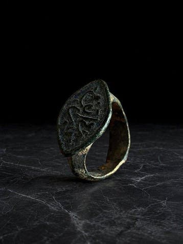 Byzantijns Brons Sing Ring met gegraveerde zetting, 9e tot