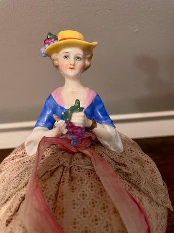 Beeldje - Porcelain half-doll pincushion - Porselein, stof