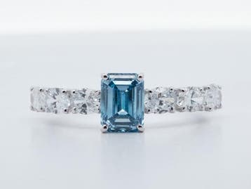 Veiling -  Ring met blauwe labdiamant en ovale zijstenen 2,0