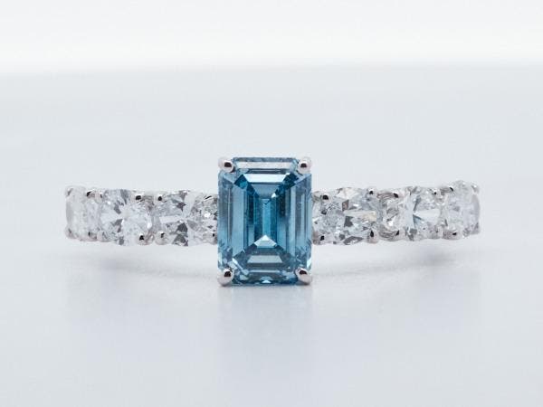 Veiling -  Ring met blauwe labdiamant en ovale zijstenen 2,0, Bijoux, Sacs & Beauté, Bagues