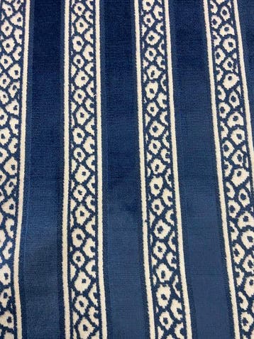 Prachtig velours jacquard in indigo-blauw op ivoorkleurige
