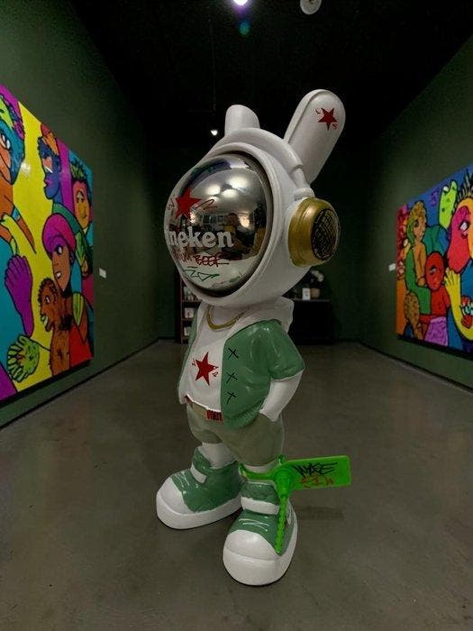 WASE - Speelgoed figuur ASTRO HEINEKEN BEER WHITE AND GREEN, Antiek en Kunst, Kunst | Designobjecten