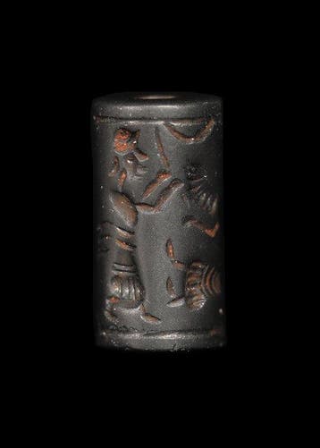 Mesopotamisch hematiet Cilinderzegel met gevleugelde figuren