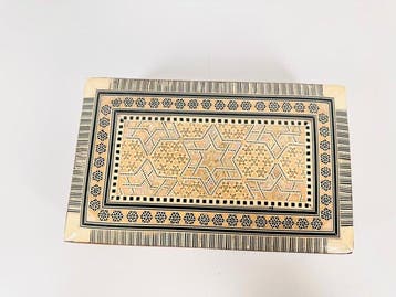 Doos - Houten sieradendoos met geometrische parelmoeren