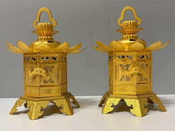 Buddhist altar lanterns (Tsuridr-style lanterns) -