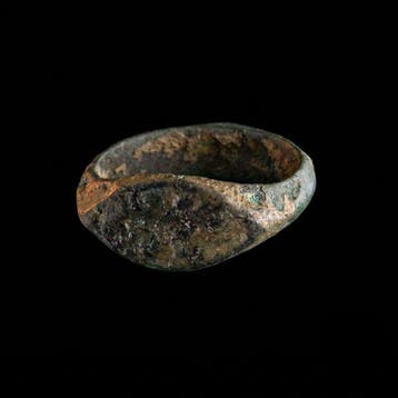 Viking periode Scandinavische Triskelion-ring met krachtige