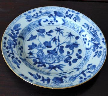 Une assiette bleue et blanche, Kangxi - Porcelaine - Chine -