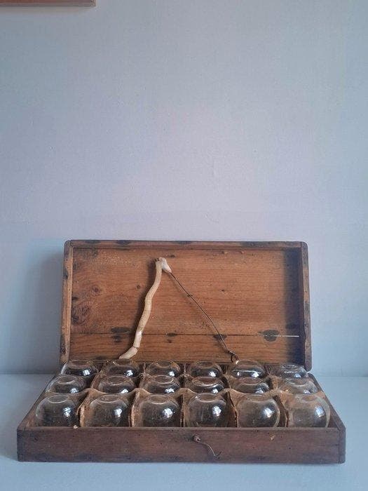 Medisch instrument - Volledig medisch koffertje met 18, Antiquités & Art, Antiquités | Assiettes décoratives & Carrelages