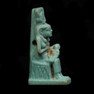 Oude Egypte, late periode Faience Isis-amulet dat het kind