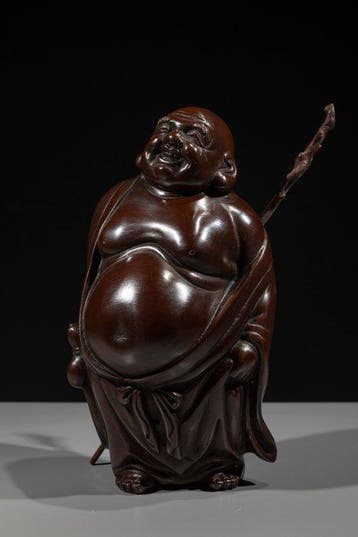 Metaal - Een metalen okimono van staande Hotei  met staf -