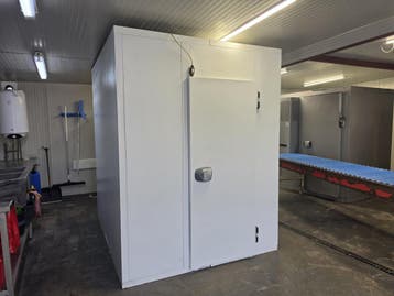 Vriescel 180 x 210 x 230 cm stekker klaar