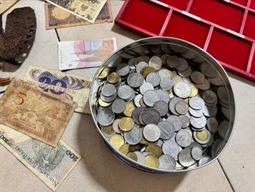 Monde. Collection of coins and banknotes and more (Sans prix