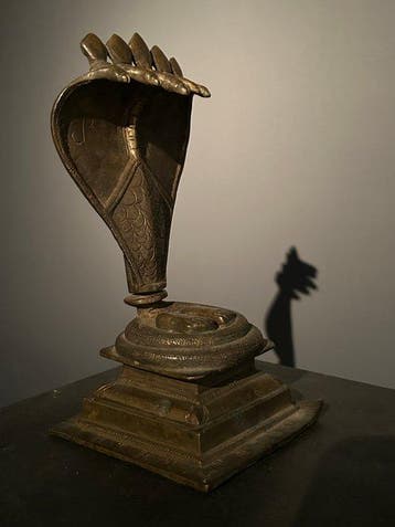 Vishnupada onder een Naga - Brons - India - S. XVIII