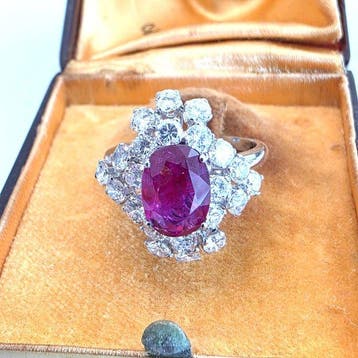 Ring - 18 karaat Witgoud - 5.20ct. tw. Robijn - Diamant, Nieuw